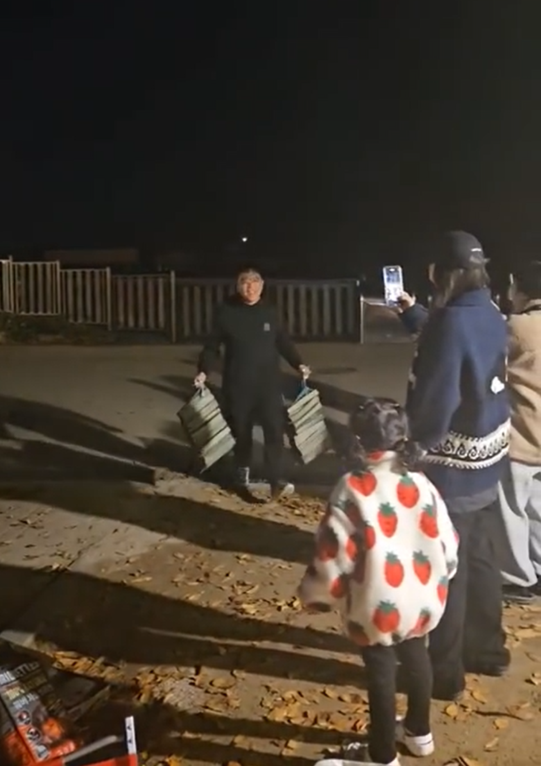 낙엽 위에서 함께 웃는 가족의 밤