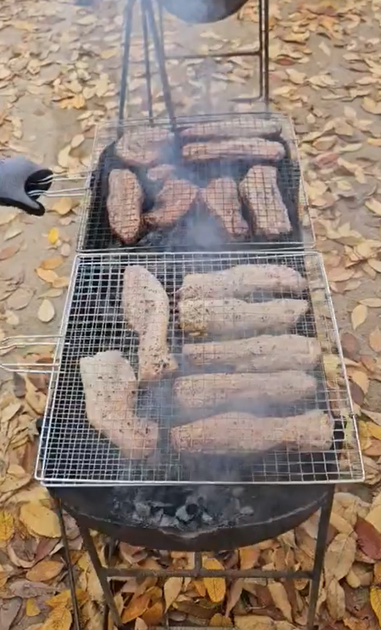 낙엽 쌓인 캠핑장에서 준비하는 바비큐