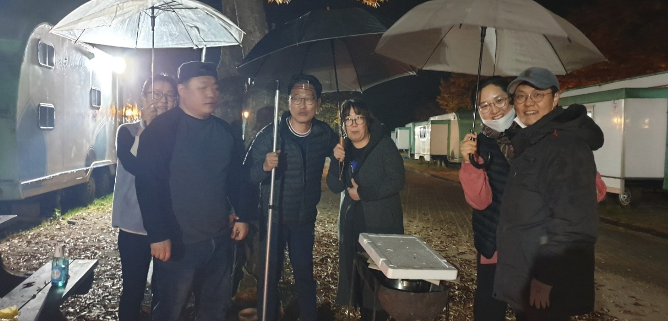 우산을 들고 함께 모인 가족