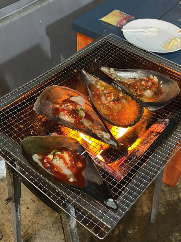불 위에서 함께 굽는 조개구이